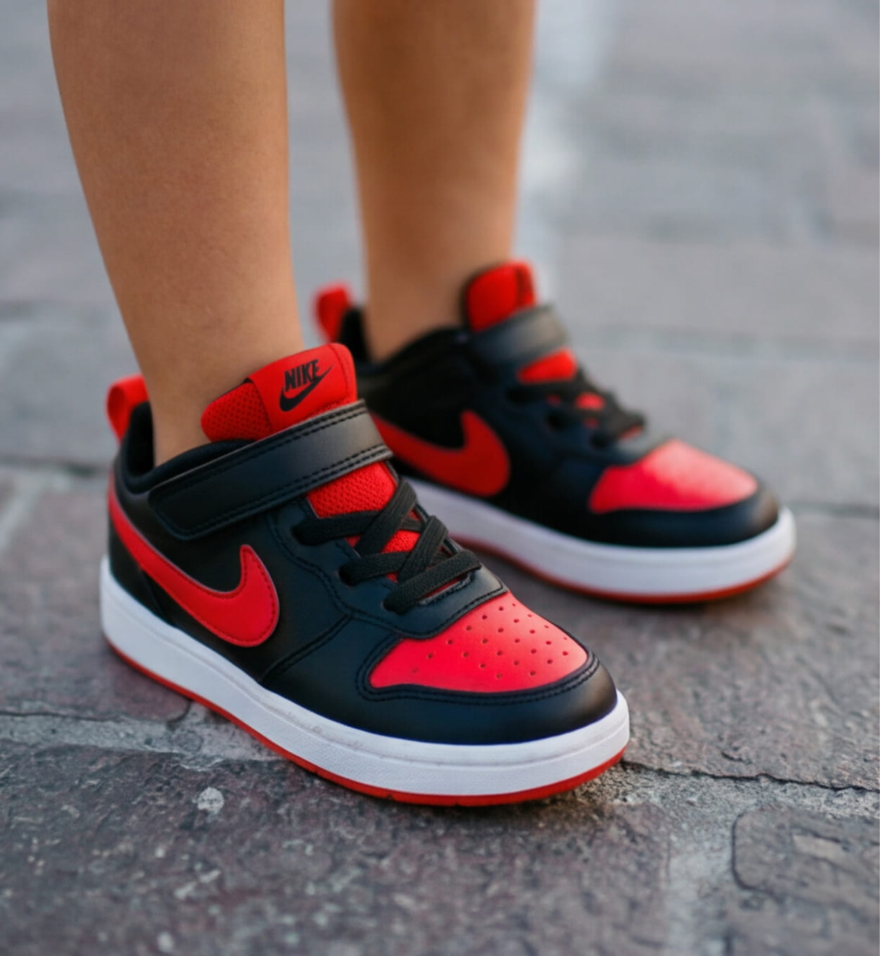 scarpe-sneakers-nere-e-rosse-bambino
