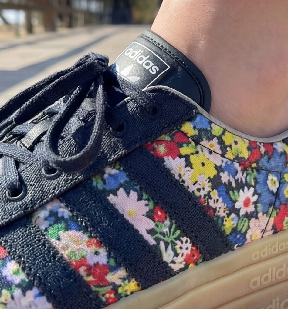 scarpe-sneakers-nere-floreali-zeppa-donna