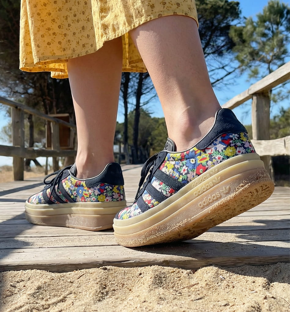 scarpe-sneakers-nere-floreali-zeppa-donna